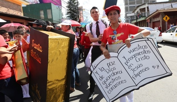 Evangélicos marcharon en Tegucigalpa en conmemoración del Día de la Biblia