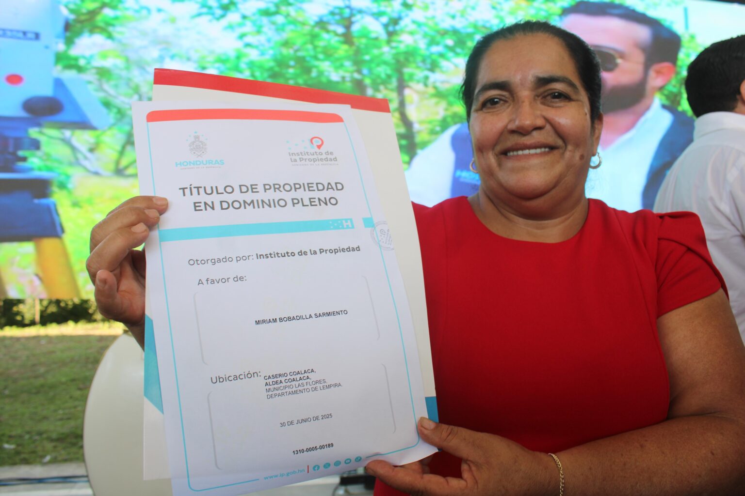 Gobierno entrega 995 títulos de propiedad en Las Flores y Lepaera tras 150 años de espera