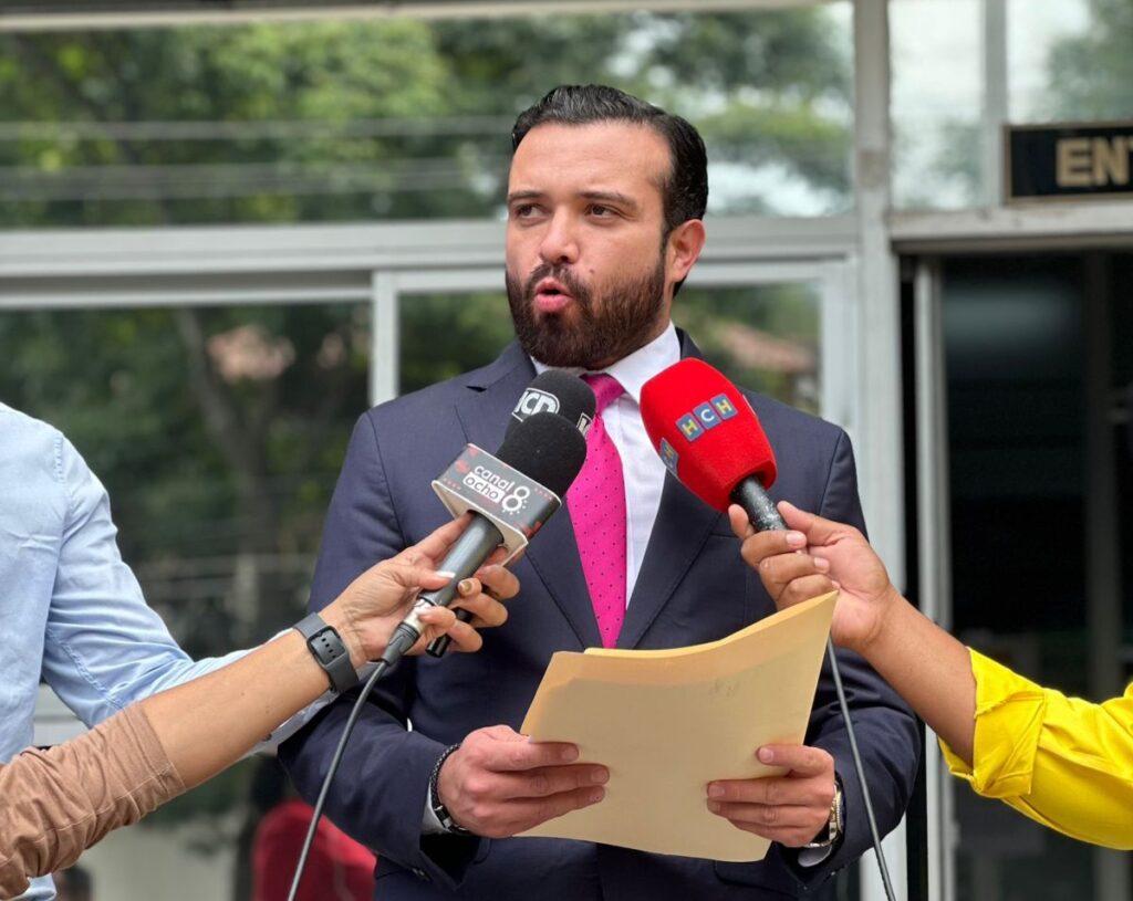 IP presenta denuncia por presunta corrupción que involucra a Ebal Díaz, Cálix y su esposa