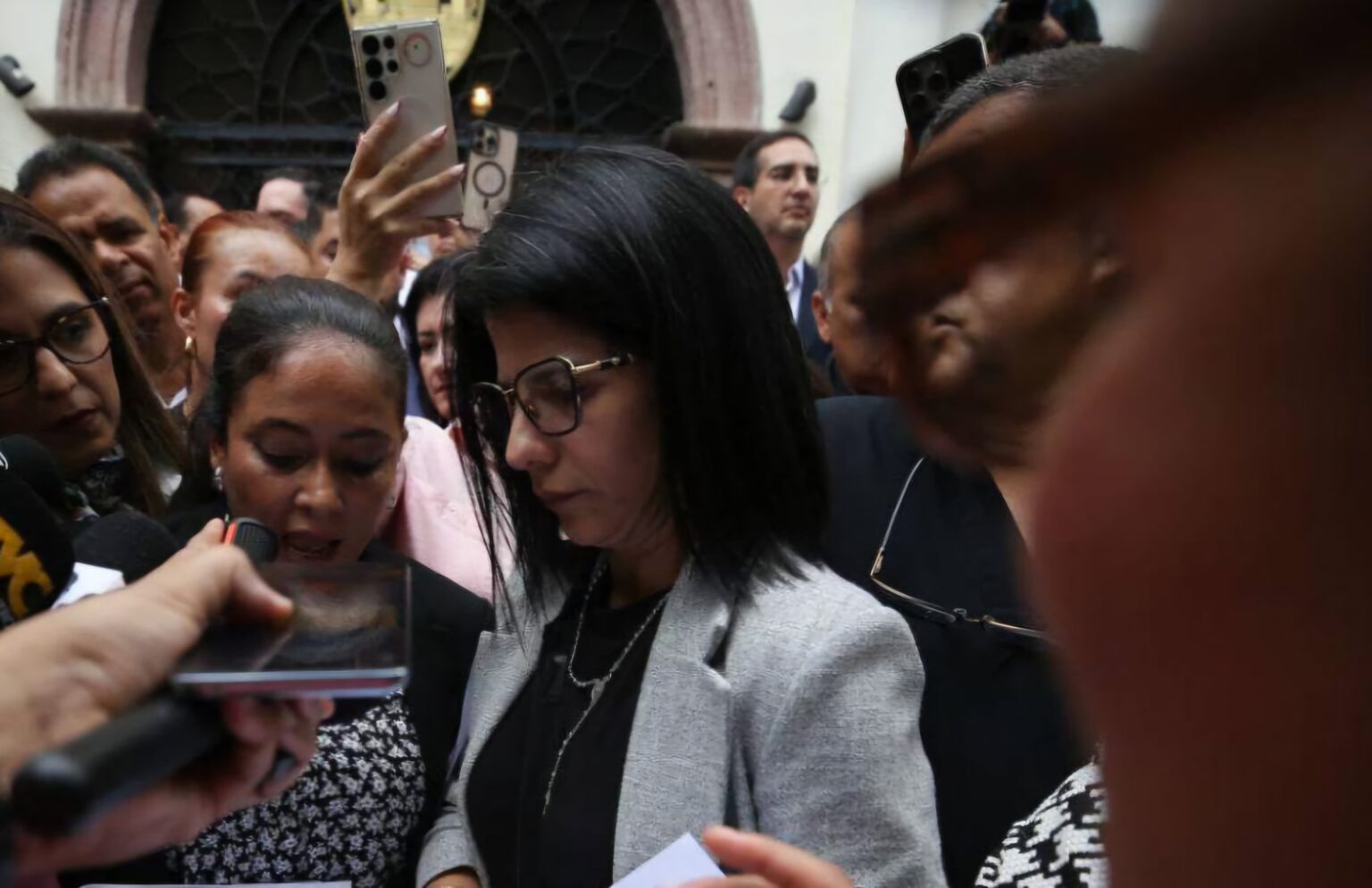 Oposición sesiona fuera del Congreso y aprueba prórroga de sesiones hasta enero de 2026