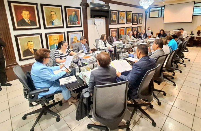 Ocho magistrados exigen sesión urgente por amparo al Estado de Excepción