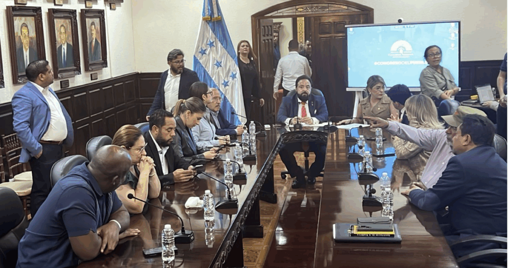 Redondo convoca a la Comisión Permanente mientras oposición sesiona en iglesia capitalina