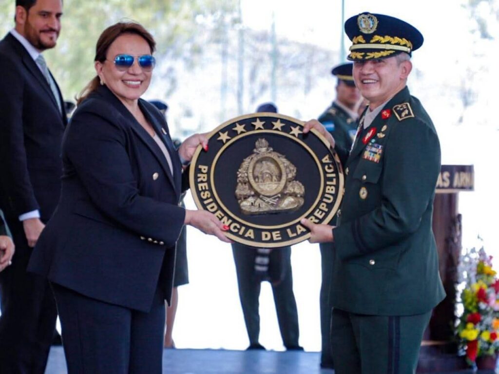 Presidenta Castro pidió al jefe del Estado Mayor Conjunto seguir en funciones en un nuevo cargo