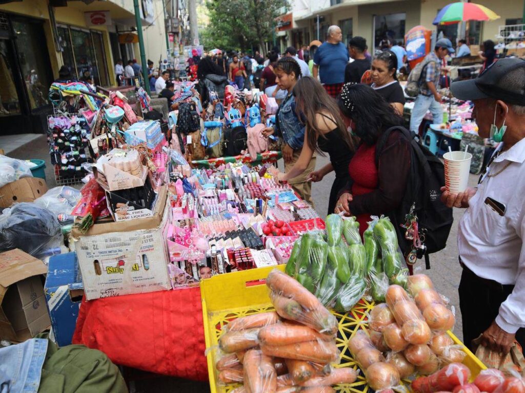 Ofertas marcan la lucha de vendedores callejeros por sobrevivir